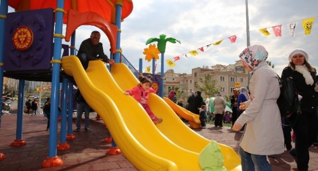 Buca’nın Parkları Kauçukla Kaplanıyor