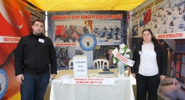 Burhaniye’ De Gençlik Standı
