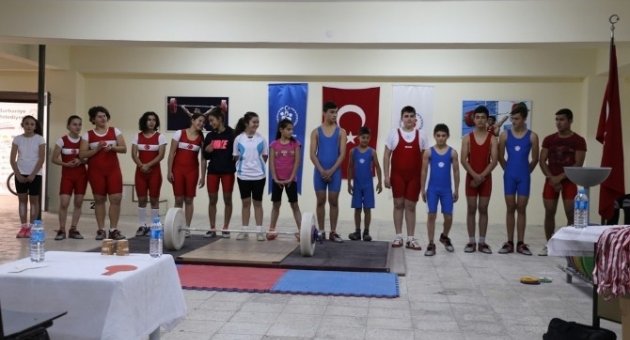 Burhaniye İlçesi Halterde Balıkesir’i Temsil Ediyor