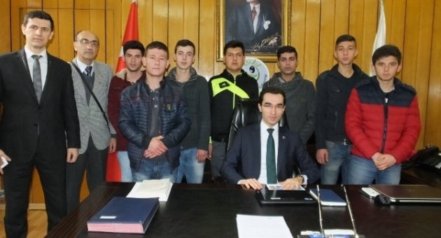 Burhaniye’de Almanya Yolcusu Öğrencilerin Kaymakam Ziyareti