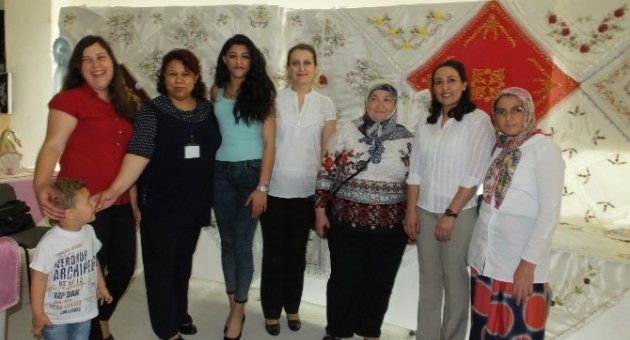 Burhaniye’de Annelerin Diktiği Kıyafetleri Kızları Sergiledi