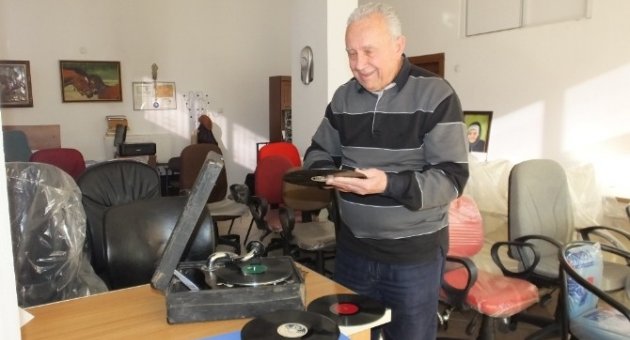 Burhaniye’de Asırlık Gramofondan Şarkı Türkü Dinleniyor