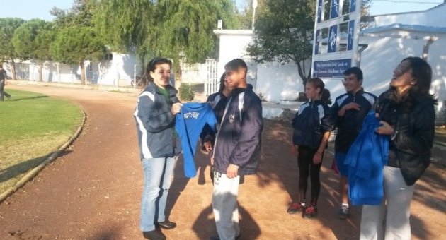 Burhaniye’de Başarılı Sporculara Malzeme Yardımı