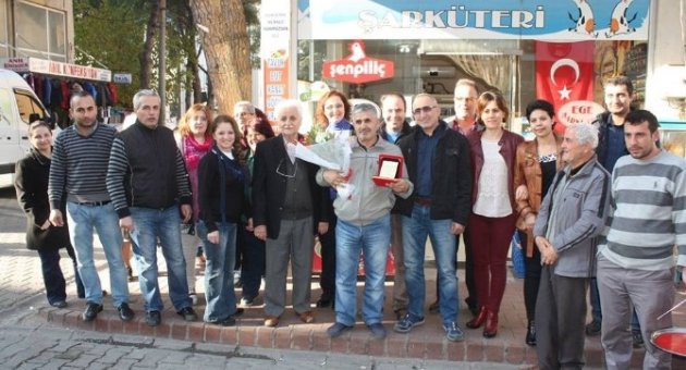 Burhaniye’de Çalışkan Temizlikçiye Esnaf Plaketi