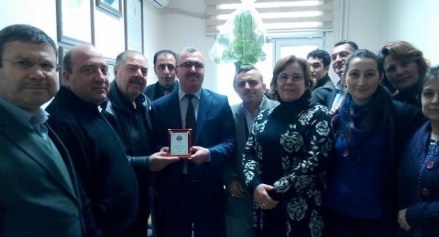 Burhaniye’de Emekliye Ayrılan Müdüre Plaketli Uğurlama