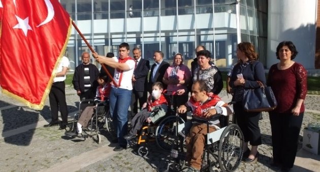 Burhaniye’de Engelliler Davullu Zurnalı Törenle Askere Uğurlandı