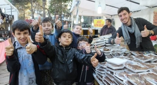 Burhaniye’de Festival Pazarı İlgi Gördü