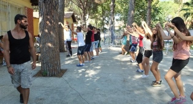 Burhaniye’de Folklorculara Tatil Yok