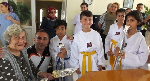 Burhaniye’de Genç Sporcuların Huzurevi Ziyareti
