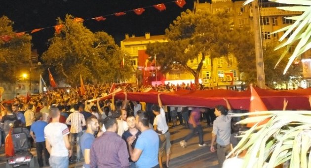 Burhaniye’de Hdp Binası Taşlandı
