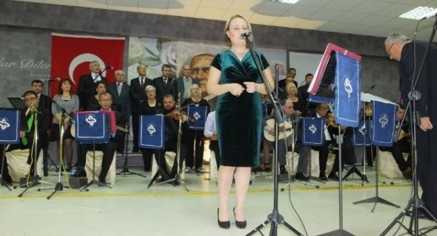 Burhaniye’de Her Yaştan Amatörlerin Konseri Coşturdu