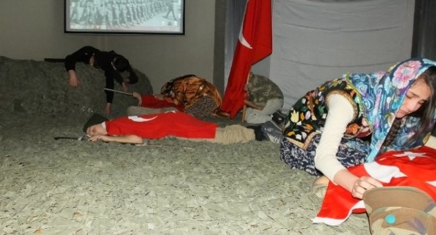 Burhaniye’de Hürriyet Ortaokulu Çanakkale Şehitlerini Andı