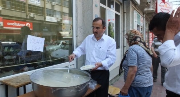 Burhaniye’de Kadınlar İhtiyaçlı Öğrenciler İçin Kermes Düzenledi