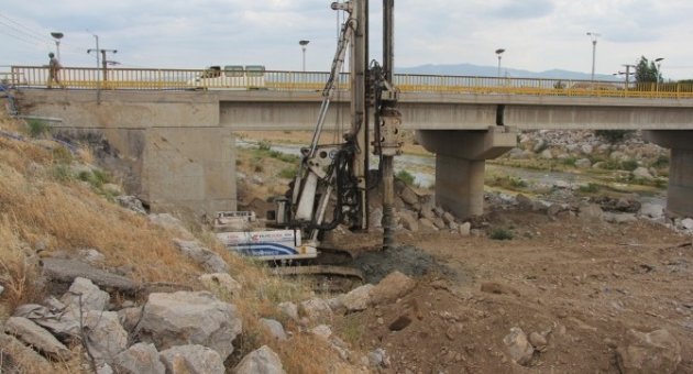 Burhaniye’de Karınca Deresi Köprüsünün Yapımına Başlandı