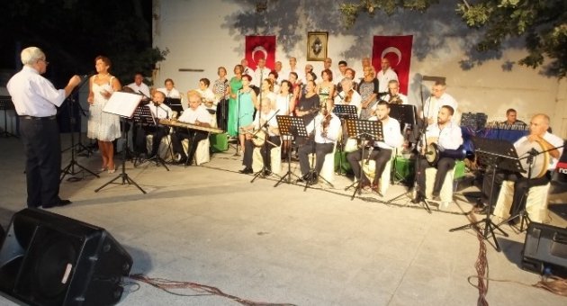 Burhaniye’de Körfez Gönül Dostları 1500 Kişiye Konser Verdi