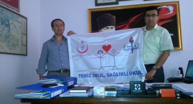Burhaniye’de Köy Okuluna Beyaz Bayrak