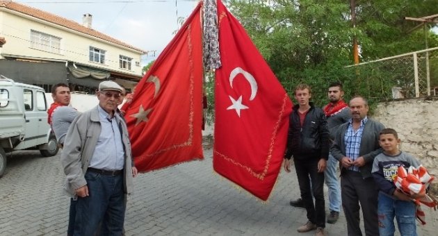 Burhaniye’de Köylü Gençler Yarım Asırlık İpek Bayrak Taşıyor