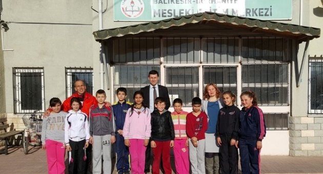 Burhaniye’de Küçük Sporcular Halk Eğitimi Ziyaret Etti