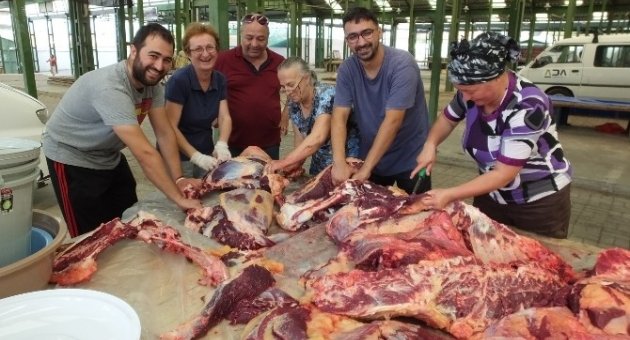 Burhaniye’de Kurban Eti Doğrama İmecesi