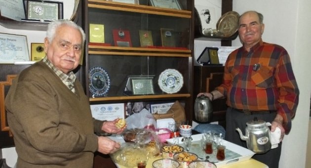 Burhaniye’de Mehmet Karabulut Koronun Çaycısı Oldu