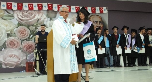 Burhaniye’de Meslek Yüksek Okulunda Mezuniyet Coşkusu