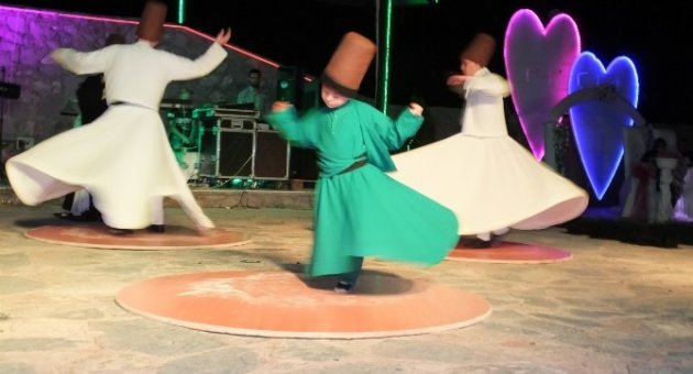 Burhaniye’de Minik Semazene Büyük Alkış