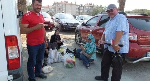 Burhaniye’de Otoparkçıdan Soğuk İçecek İkramı