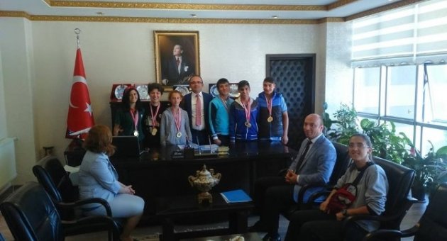 Burhaniye’de Özel Sporcuların Kaymakam Ziyareti