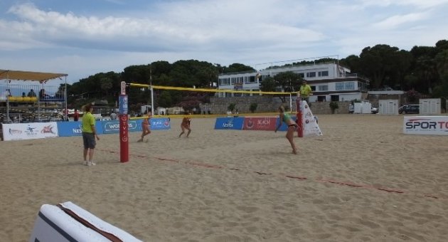 Burhaniye’de Plaj Voleybolu Balkan Şampiyonası Başladı