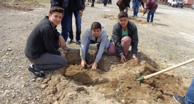 Burhaniye’de Şehitler İçin Ağaç Dikildi
