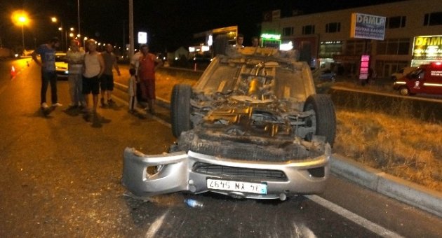 Burhaniye’de Takla Atan Otomobilde 2 Kişi Yaralandı