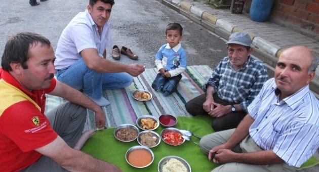 Burhaniye’de Toplu İftar Geleneğini Devam Ettiriyorlar