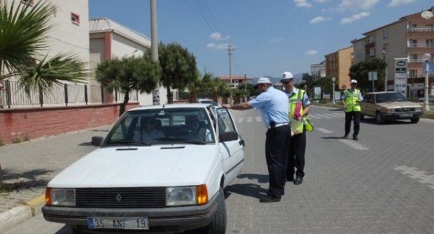 Burhaniye’de Trafikçilerden Çikolatalı Denetim