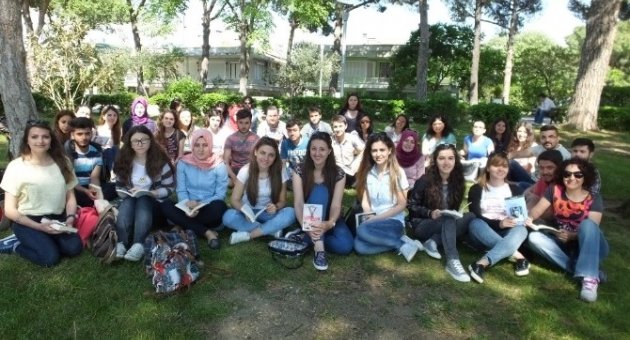 Burhaniye’de Üniversiteliler Çimlerin Üzerinde Kitap Okudu