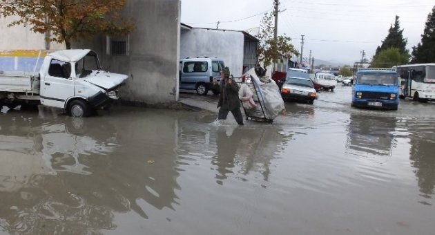 Burhaniye’de Yağmur Sokakları Göle Çevirdi