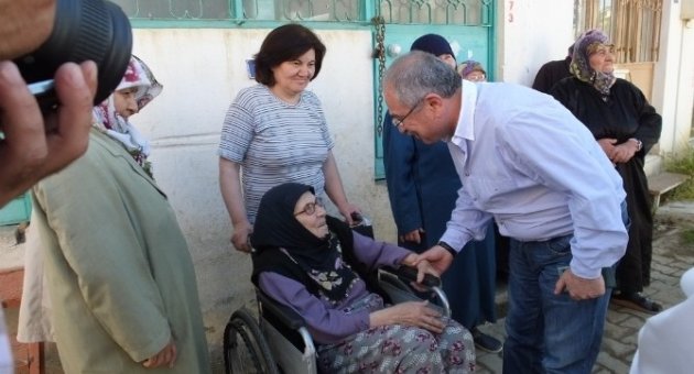 Burhaniye’de Yaşlı Kadın Validen Yol İstedi