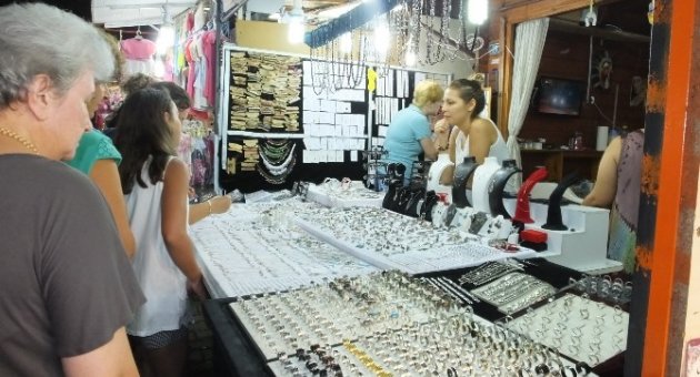 Burhaniye’de Yazlıkçılar Esnafın Yüzünü Güldurdü