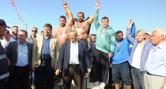 Burhaniye’de Yeşil Yeşil İkinci Kez Başpehlivan Oldu