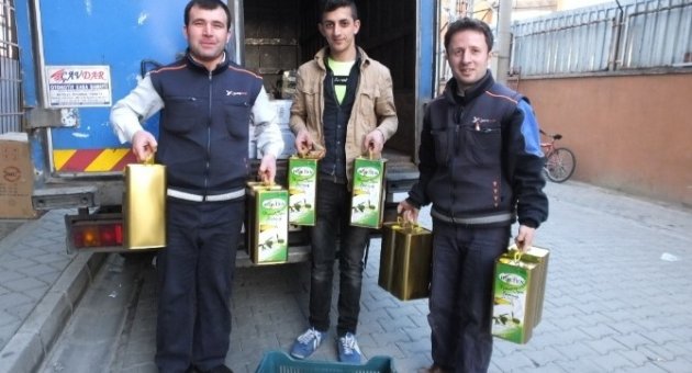 Burhaniye’de Zeytinyağı Satışına Kargocu Desteği