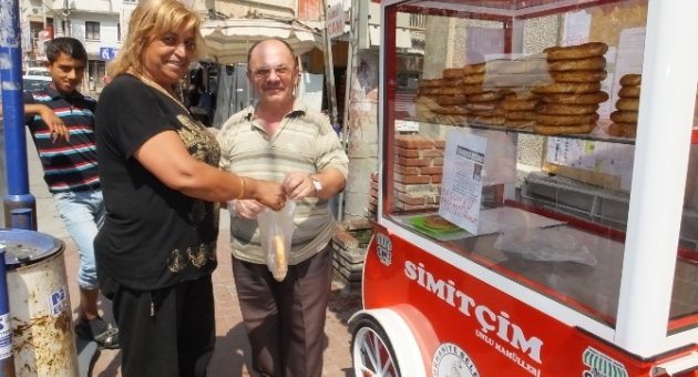 Burhaniyeli Şair Simitçinin İlk Günkü Geliri Küçük İlkay’a