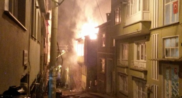 Bursa’da 100 Yıllık Tarihi Bina Kül Oldu