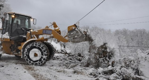 Bursa’da 50 Tonluk Kaya Yol Kapattı