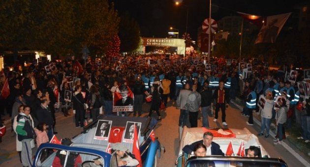 Bursa’da Binlerce Kişi Sessizce Cumhuriyet İçin Yürüdü...