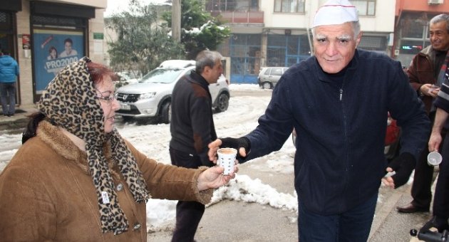 Bursa’da Buz Gibi Havada Bedava Salep