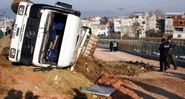 Bursa’da Dere Kenarında Çalışma Yapan Kamyon Devrildi