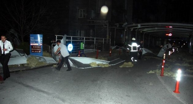 Bursa’da Hastanenin Çatısı Uçtu