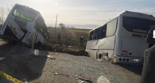 Bursa’da İki Servis Midibüsü Çarpıştı: 1 Ölü 30 Yaralı