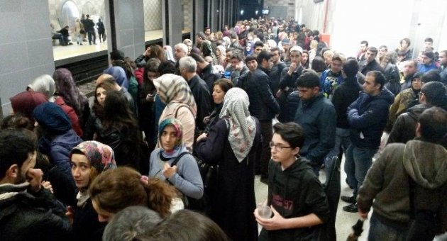 Bursa’da Metro Arızalandı, Metrelerce Kuyruk Oluştu