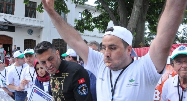 Bursa’da Nefes Kesen Börek Yeme Yarışması