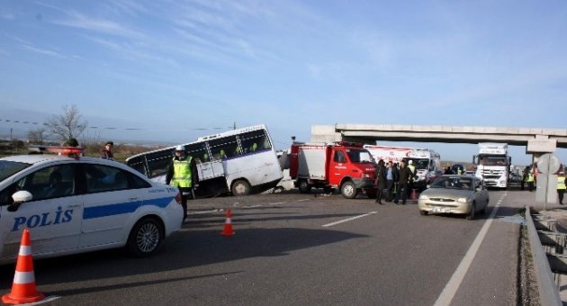 Bursa’da Öğrenci Midibüsü İle İşçi Midibüsü Çarpıştı: 2 Ölü 29 Yaralı